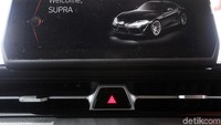 Toyota Supra juga dibekali panel head unit full colour yang dipasang di sisi teratas dashboard.