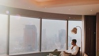 Menghabiskan banyak waktunya liburan, gaya ngopi Rivelino sambil menikmati pemadangan kota ini benar-benar keren. Foto: Instagram @rivelinowardhana
