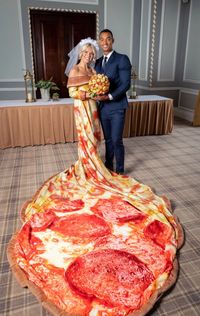 Produsen Pizza Ini Bikin Lomba Berhadiah Buket dan Gaun Pengantin Pizza 