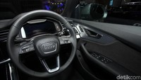 Tampilan panel berwarna hitam, bahkan hampir tampak seperti sebuah permukaan gelap saat mobil dimatikan.