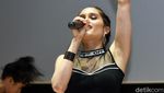 Seksinya Cinta Laura saat Bawakan Vida