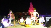 Dengan latar belakang Candi Palah yang megah. Ribuan lampu lentera yang dipajang di setiap sudut candi, membuat suasana semakin syahdu. (Erliana/detikcom)