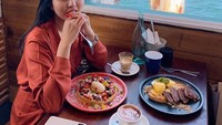 Bolehkan saya makan waffle sekarang? Please?, tulis Elwi di keterangan foto. Wah, pemandangan di belakang Elwi keren banget nih! Foto: Instagram elwianamonica