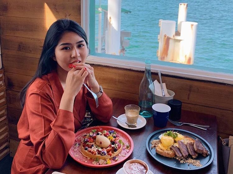 10 Momen Kulineran Seru Tunangan Rius Vernandes Saat di Luar Negeri