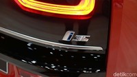 New BMW i3s merupakan interpretasi mobilitas tanpa suara yang bahkan lebih sporty dengan emisi lokal nol, dan dilengkapi motor listrik 184 hp berkinerja tinggi yang menghasilkan torsi puncak 270 Nm. Sistem penggeraknya yang diperbarui mencakup kontrol motor yang dimodifikasi dan bearing khusus, yang digunakan untuk lebih mengoptimalkan pengiriman daya dan kurva kinerja pada rpm yang lebih tinggi.