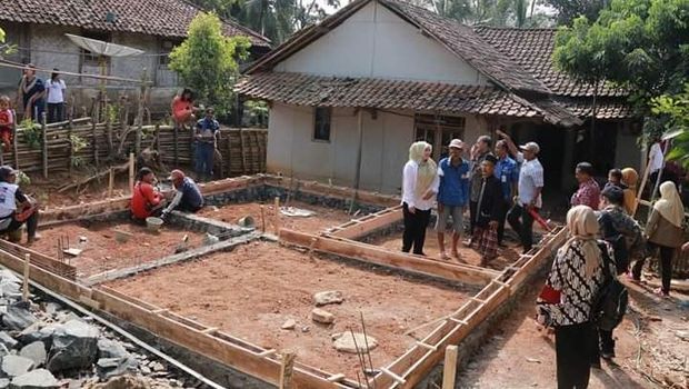 Bupati Pandeglang Kirim Bantuan untuk Rumah Guru Honorer yang Tinggal di WC
