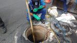 Potret Pembersihan Gorong-gorong Tersumbat Sampah Kondom di Kuningan