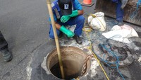 Pantauan detikcom, Sabtu (20/7/2019) ada 11 petugas PD PAL Jaya yang sedang melakukan proses pengeringan gorong-gorong yang terletak di Jalan Denpasar Raya, Karet Kuningan, Jakarta Selatan. (Foto: Adhi Indra Prasetya/detikcom)