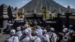 Melihat Ritual Kasada, Larung Sajen di Gunung Bromo