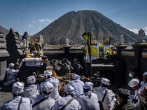 Sejarah Yadnya Kasada Suku Tengger, Apa Saja Kegiatannya?