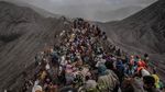 Melihat Ritual Kasada, Larung Sajen di Gunung Bromo