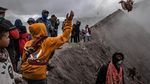 Melihat Ritual Kasada, Larung Sajen di Gunung Bromo