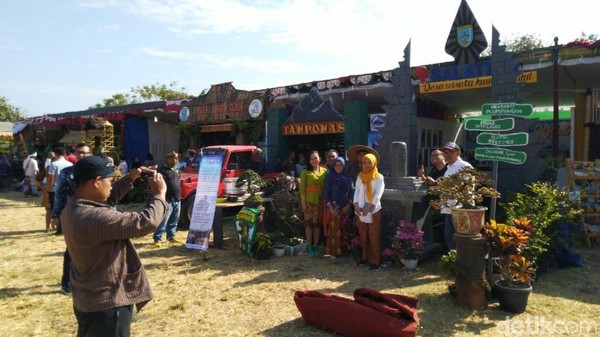 Gelaran Desa Wisata yang memamerkan destinasi di 31 Kabupaten Kota se-Jateng sampai Minggu (21/7/2019). Acara digelar di Lapangan Garnisun Kalisari, Kota Semarang (Angling Adhitya Purbaya/detikcom) Gelaran Desa Wisata yang memamerkan destinasi di 31 Kabupaten Kota se-Jateng sampai Minggu (21/7/2019). Acara digelar di Lapangan Garnisun Kalisari, Kota Semarang (Angling Adhitya Purbaya/detikcom)