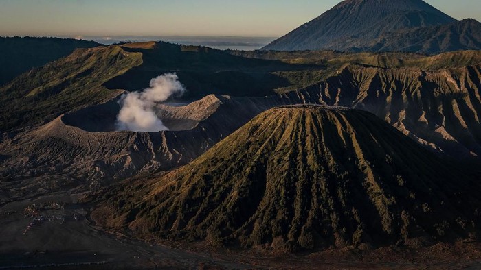 Melihat Ritual Kasada, Larung Sajen di Gunung Bromo PROBOLINGGO, EAST JAVA, INDONESIA - JULY 16: Frost is seen covering the area of Mount Bromo on July 16, 2019 in Probolinggo, East Java, Indonesia. Tenggerese people are a Javanese ethnic group in eastern Java who claim to be the descendants of the Majapahit princes. Their population of roughly 500,000 is centered in the Bromo Tengger Semeru National Park in eastern Java. The most popular ceremony is the Kasada festival, the most visited tourist attraction in Indonesia. The festival is the main festival of the Tenggerese people and lasts about a month. On the fourteenth day, the Tenggerese make the journey to Mount Bromo to make offerings of rice, fruits, vegetables, flowers and livestock to the mountain gods by throwing them into the volcano's caldera. The origin of the festival lies in the 15th century when a princess named Roro Anteng started the principality of Tengger with her husband Joko Seger, and the childless couple asked the mountain Gods for help in bearing children. The legend says the Gods granted them 24 children but on the provision that the 25th must be tossed into the volcano in sacrifice. The 25th child, Kesuma, was finally sacrificed in this way after initial refusal, and the tradition of throwing sacrifices into the caldera to appease the mountain Gods continues today. (Photo by Ulet Ifansasti/Getty Images)