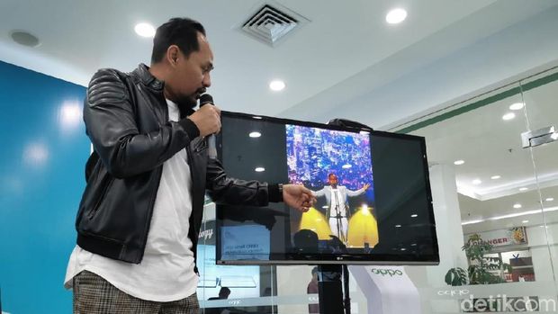 Pio menunjukkan hasil foto konsernya.