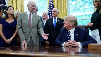 Mereka tampak berbincang. Trump mencanangkan NASA dapat kembali ke Bulan pada 2024. Foto: Getty Images