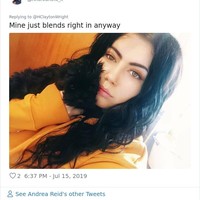 Anjing mungil ini sampai nyaru dengan rambut pemiliknya, karena warna rambut dan bulu mereka sama persis. Foto: Twitter