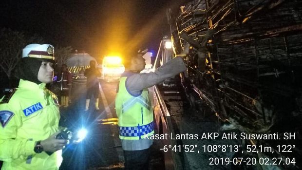 Kecelakaan di Cipali, 4 Penumpang Minibus Tewas Terbakar Dalam Mobil