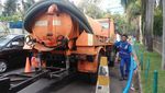 Potret Pembersihan Gorong-gorong Tersumbat Sampah Kondom di Kuningan