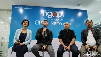 Dalam kesempatan ini, peserta Ngopi tak hanya merasakan kemampuan kamera Oppo Reno 10x Zoom, tapi juga mendapatkan tips dan trik memaksimalkan kecanggihan kamera Oppo Reno 10x Zoom dari pembicara. Dari kanan ke kiri, secara berurutan adalah: fotografer profesional Pio Kharisma, reviewer redaksi detikINET Adi Fida Rahman, Brand planning manager OPPO Indonesia Stiffen Andika, dengan host Azizah Hanum. (Foto: Agus Tri Haryanto/detikINET)