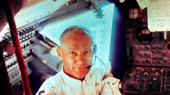 Michael Collins muda saat mengendalikan wahana Comman Module yang melayang di Bulan. Foto: Reuters
