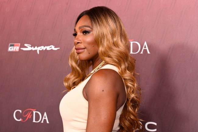 Rambut keriting Serena yang tampak kusam di lapangan berganti dengan rambut lurus bergelombang yang tampak berkilau. Warna rambut ombre keemasan pun makin menonjol. Foto: Getty Images