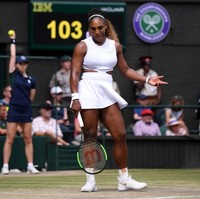 Serena Williams baru saja menyelesaikan pertandingan Kejuaraan Wimbledon 2019 di London, Inggris. Seperti biasa, ia tampil stylish dengan mini dress cut-out keluaran Nike. Foto: Getty Images