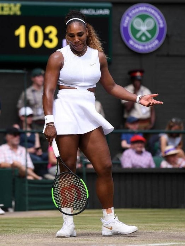Serena Williams baru saja menyelesaikan pertandingan Kejuaraan Wimbledon 2019 di London, Inggris. Seperti biasa, ia tampil stylish dengan mini dress cut-out keluaran Nike. Foto: Getty Images
