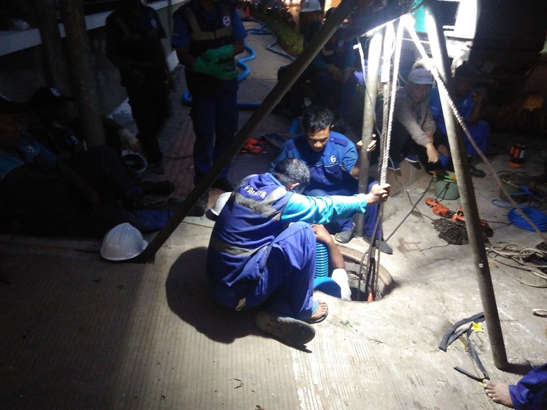 Ini Kesulitan Petugas Bersihkan Gorong-gorong Tersumbat Kabel-Kondom Ini Kesulitan Petugas Bersihkan Gorong-gorong Tersumbat Kabel-Kondom