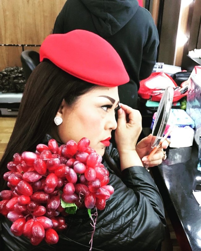 Penampilan unik lainnya dari Nunung. Kali ini ia memakai jaket dengan aksen buah anggur pada bahu. Foto: Instagram/@triretnoprayudati_nunung