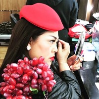 Penampilan unik lainnya dari Nunung. Kali ini ia memakai jaket dengan aksen buah anggur pada bahu. Foto: Instagram/@triretnoprayudati_nunung