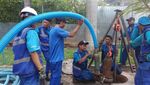 Potret Pembersihan Gorong-gorong Tersumbat Sampah Kondom di Kuningan
