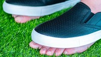 Matt juga menciptakan sepatu yang membuat Anda tetap bisa menapak di tanah. Pasalnya, sepatu yang bernama Incognito Kicks ini memang tak dibuat bagian alasnya. Istimewa/Unnecessary Inventions.