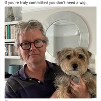 Jambul dan warna rambut pria ini sangat mirip dengan anjing peliharaannya. Suatu kebetulan? Foto: Twitter