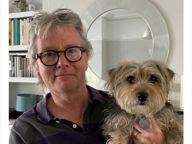 Jambul dan warna rambut pria ini sangat mirip dengan anjing peliharaannya. Suatu kebetulan? Foto: Twitter