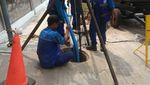 Potret Pembersihan Gorong-gorong Tersumbat Sampah Kondom di Kuningan
