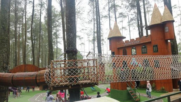 Kastil di Orchid Forest Cikole Bandung