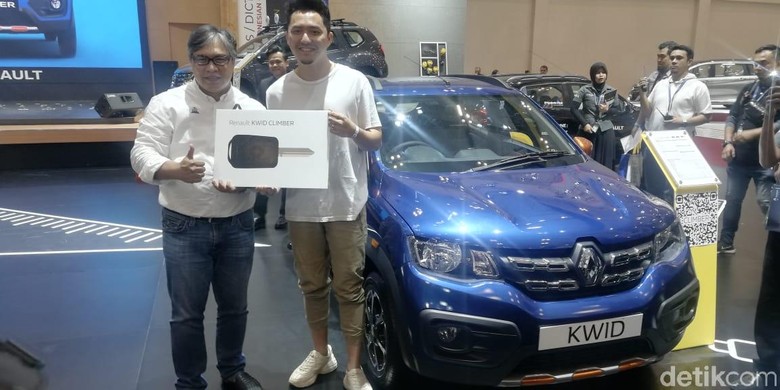 Ananda Omesh membeli mobil cash di GIIAS 2019. Foto: Rizki Pratama Ananda Omesh membeli mobil cash di GIIAS 2019. Foto: Rizki Pratama