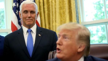 Mike Pence mengamati Trump. Trump memang getol menggalakkan kembali program antariksa NASA. Kami akan kembali ke Bulan segera dan suatu hari yang juga segera, kami akan menanamkan bendera Amerika di Mars, tandas Trump belum lama ini. Foto: Reuters