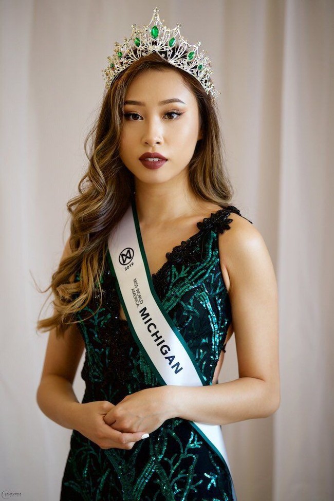 Kathy Zhu hanya sekejap merasakan bahagia menjadi Miss Michigan 2019. Sehari setelah penobatan, gelarnya dicopot oleh asosiasi Miss World America. Alasannya karena ia dituding rasis. Foto: Dok. Twitter