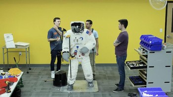 Lego berbentuk astronot yang menarik. Foto: Getty Images