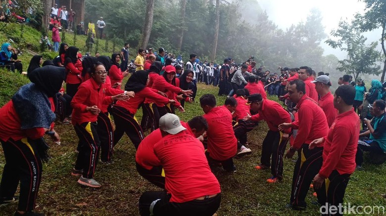 Kejari Madiun Raya Peringati Hari Adhyaksa ke-59 di Gunung Lawu Kejari Madiun Raya Peringati Hari Adhyaksa ke-59 di Gunung Lawu
