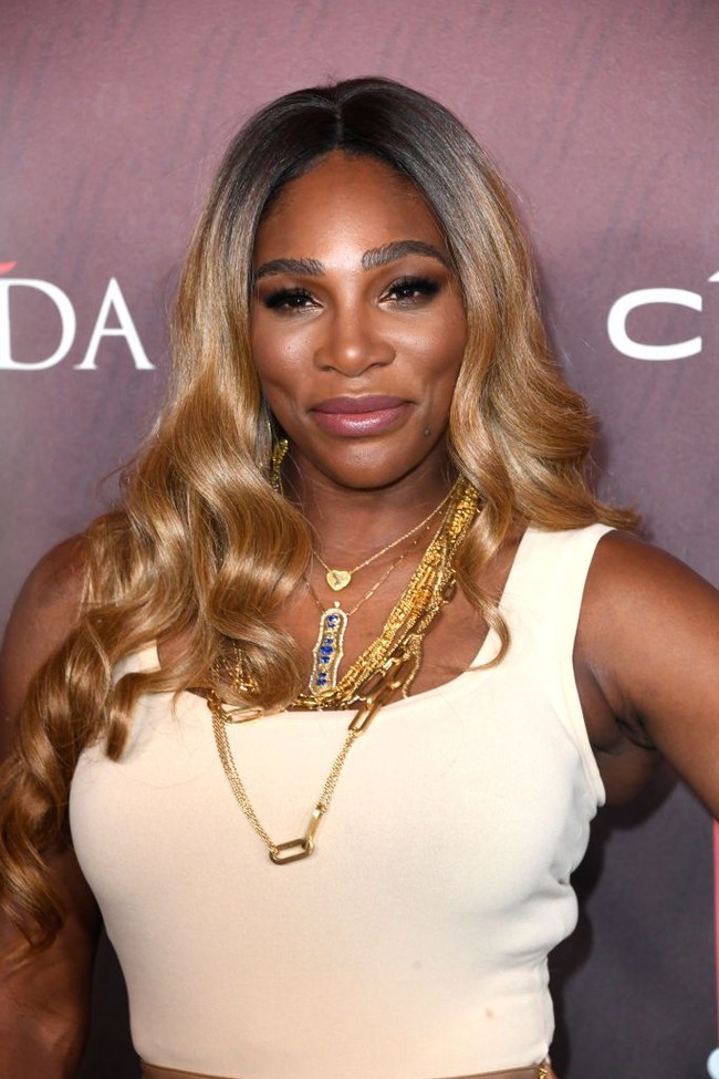 Setelah kejuaraan Wimbledon 2019, ibu satu anak ini menghadiri acara Sports Illustrated Fashionable 50 di Los Angeles, California, Jumat (18/7/2019). Gaya sporty ia tanggalkan, berubah jadi gaya glamor dan cantik. Foto: Getty Images