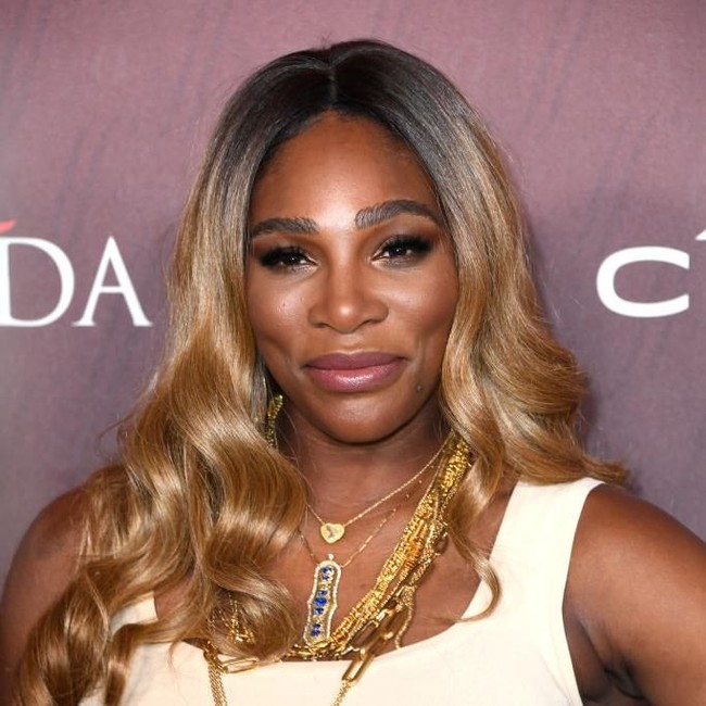 Serena membiarkan wajahnya dipulas dengan makeup natural. Eyeshadow bernuansa cokelat dan lipstik nude pink semakin menegaskan kulitnya yang eksotis dan berkilau sehat. Foto: Getty Images