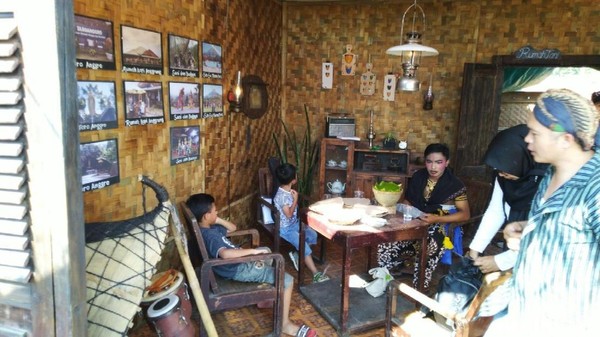 Ajang ini juga untuk mempertemukan calon wisatawan, agen wisata, dan juga komunitas wisata. (Angling Adhitya Purbaya/detikcom) Ajang ini juga untuk mempertemukan calon wisatawan, agen wisata, dan juga komunitas wisata. (Angling Adhitya Purbaya/detikcom)