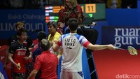 Sempat terjadi protes dari kedua pasangan terkait keputusan wasit.