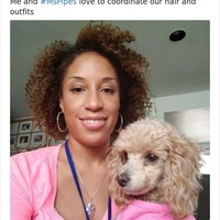 Rambut keriting jadi gaya andalan wanita ini dan anjing peliharaannya. Bahkan baju mereka juga kembaran. Foto: Twitter