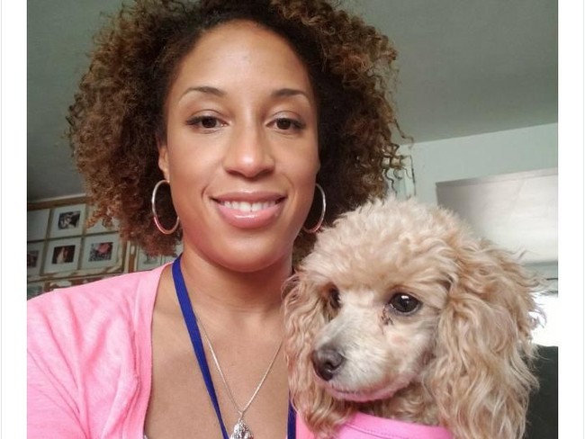 Rambut keriting jadi gaya andalan wanita ini dan anjing peliharaannya. Bahkan baju mereka juga kembaran. Foto: Twitter