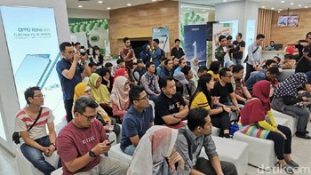 Bertempat di Supermall Karawaci, Tangerang Selatan, Sabtu malam (20/7/2019) puluhan peserta Ngopi detikINET dengan tema Lampaui Batas Bersama Oppo Reno Series, merasakan keunggulan di ponsel anyar Oppo tersebut. (Foto: Agus Tri Haryanto/detikINET)