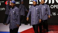 Para hakim garis siap bertugas.